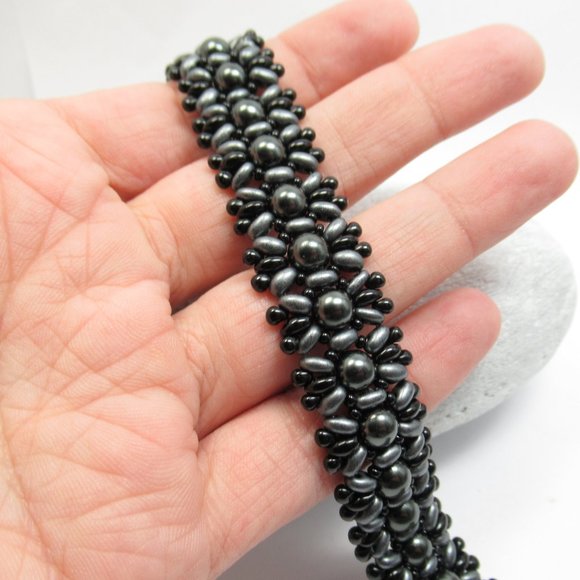 Hand woven bracelet with dark grey Swarovski pearls - Picture 2 of 8